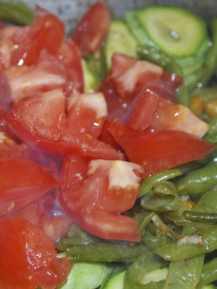 Zöldség pörkölt paradicsommal, cukkini és zöldbab - egyszerűen főzni