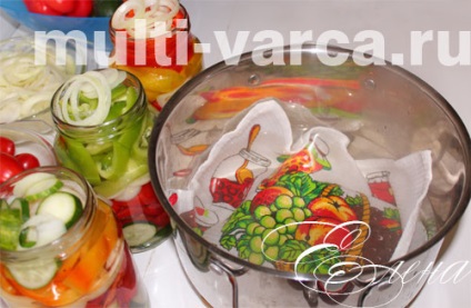 Salată de legume din roșii, castraveți, ardei iute