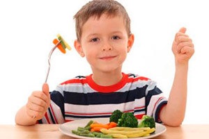 Trecerea la alimente solide este ca și cum ați ajuta un copil să învețe cum să mestece și să nu se înnebunească pe alimente