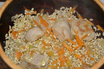 Perlovka cu carne într-o oală, gătită în cuptor - cum să gătești găină de perle cu carne