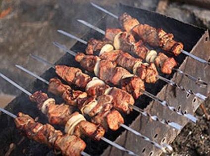 Indicați cum să gătiți un kebab delicios și moale de shish