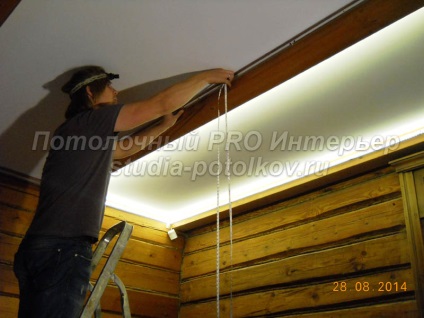 Plafonul într-o casă din lemn, plafonul tavan întins cu iluminare
