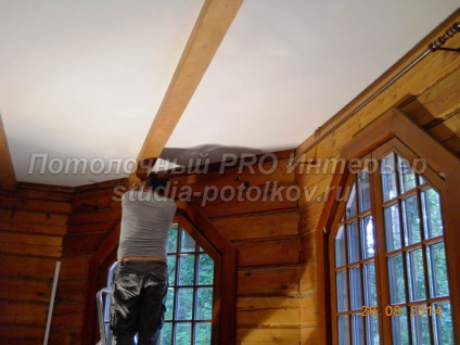 Plafonul într-o casă din lemn, plafonul tavan întins cu iluminare