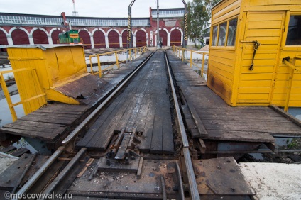 O plimbare pe o locomotivă retro de-a lungul inelului și în depozitul din fața Moscovei