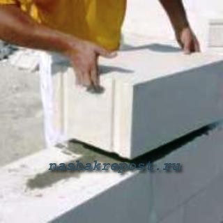 Consumul de adeziv pentru betonul gazos, metodele de aplicare a acestuia