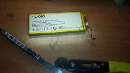 Repararea tuturor cablurilor electronice descărcate de pe acumulator și a unui conector rupt de pe placa de baterie