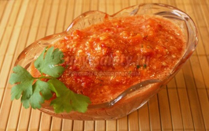 Rețetă adzhiki din tomatele de top-10 cu o fotografie
