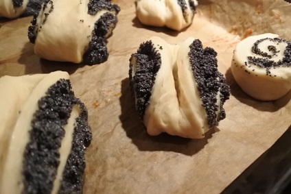 Poppy tekercs csokoládé jegesedés - modern otthoni főzés recept egy fotó