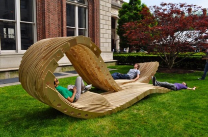 Pavilionul de grădină (bench) al permeabilității vizuale este un loc ideal pentru a vă relaxa pe o proaspătă