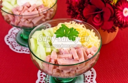 Salată cu șuncă și brânză