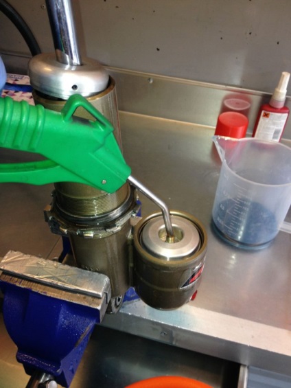 Amortizorul de amortizare de service fără o pompă de vid sau cum să înlocuiți uleiul în amortizorul propriu-zis