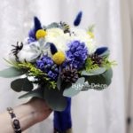 Kék virágok a menyasszonyi csokor
