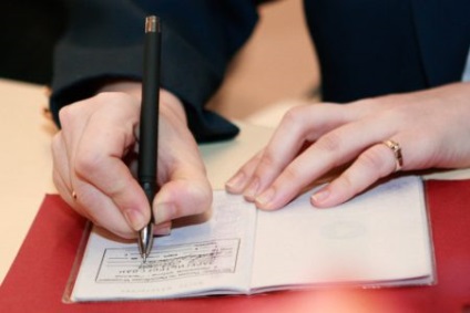 Cât timp puteți trăi fără permis de ședere în pașaportul dvs. din Rusia, pot obține un loc de muncă
