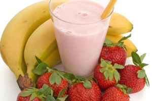 Smoothies cu o banana (cu fulgi de ovăz, cu brânză de vaci, cu lapte) rețete