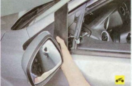 Demontarea și instalarea oglinzii interioare - Ford Focus 2