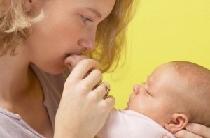 Visul intermitent al alăptării la sân pentru fetiță, alăptarea