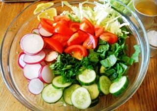 Salată proaspătă cu varză, roșii, ridiche și sorrel - rețetă cu fotografie