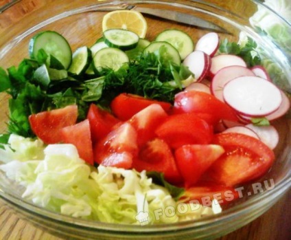 Salată proaspătă cu varză, roșii, ridiche și sorrel - rețetă cu fotografie