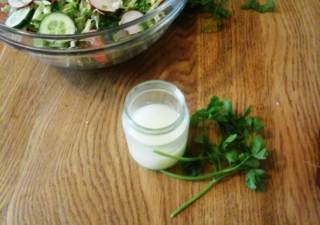 Friss saláta káposzta, paradicsom, retek és sóska - recept fotókkal