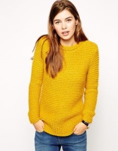 Tricotat pulover cu ace de tricotat (fotografie)