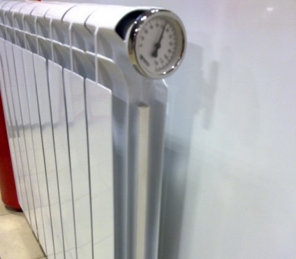 Fűtőelemek a radiátorok termosztáttal, beépítésre alumínium radiátorok