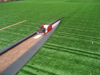 Tehnologia de a pune o iarbă artificială în cimitir și în terenul de fotbal