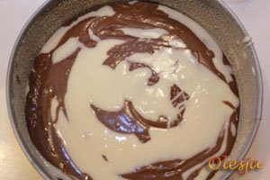 Tort cu lapte condensat în glazură de ciocolată
