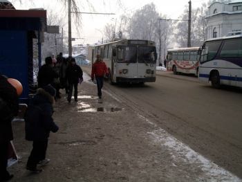 Járdák, gyalogátkelőhelyek, a közúti infrastruktúra - a gyalogosok és autók - és autók Cserepovec