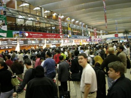 A turisták ragadt a repülőtéren Dubaiban