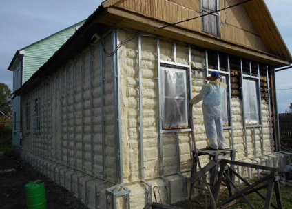 Încălzirea fațadei unei case din lemn