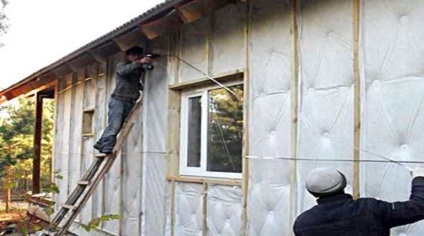 Încălzirea fațadei unei case din lemn