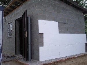 Încălzirea pereților din exterior cu plastic spumos - instalarea unui material pe o fațadă