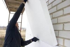 Încălzirea pereților din exterior cu plastic spumos - instalarea unui material pe o fațadă