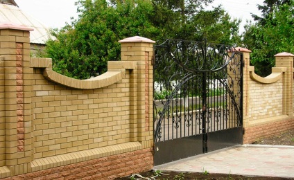 Tipuri, caracteristici și etape de ridicare a unei fundații pentru un gard din cărămidă
