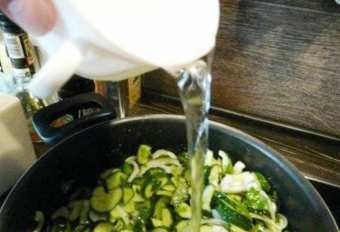 Ízletes és egészséges téli saláta „Nezhinskii” különböző adalékanyagok