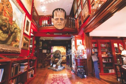 Într-o casă cu monștri, o colecție teribilă a regizorului Guillermo del Toro
