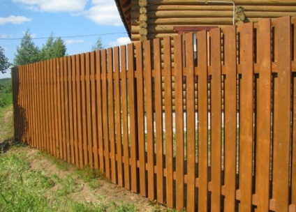 Gardul de pe un gard din lemn cu mâinile tale