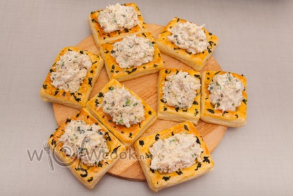 Aperitive de brânză și de pui pe o masă festivă