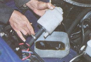 Înlocuirea fluidului de lucru și a elementului de filtru în servodirecția autovehiculului cu gaz 31105 gaz