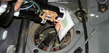 Cseréje a tüzelőanyag-szűrő az üzemanyagtartályban a xonda HR-v