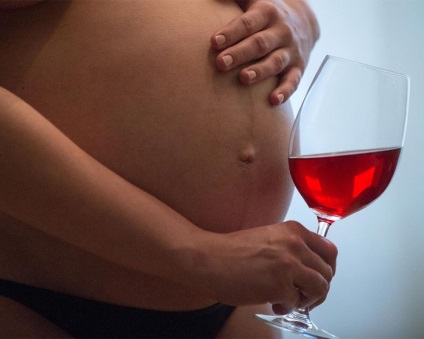 Alcoolul la începutul sarcinii afectează fătul