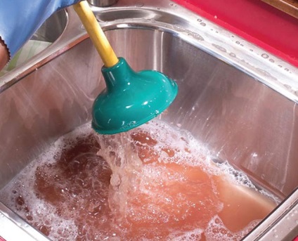 Cum să curățați conductele de canalizare într-o casă privată de curățare și spălare a țevilor, cum să pumnii, curățați