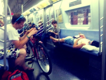 Ce fac pasagerii din New York Metro?