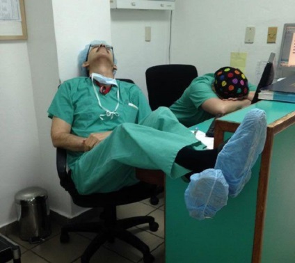 Acest doctor a adormit la locul de muncă, dar când sa trezit, a devenit erou
