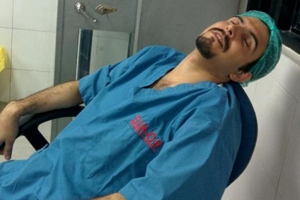 Acest doctor a adormit la locul de muncă, dar când sa trezit, a devenit erou