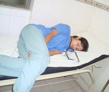 Acest doctor a adormit la locul de muncă, dar când sa trezit, a devenit erou