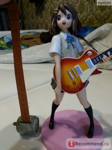 K-on! Yui Hirasawa gitár - «K-on! Yui Hirasawa (Yui Hirasawa) egy gitárral az iskolában