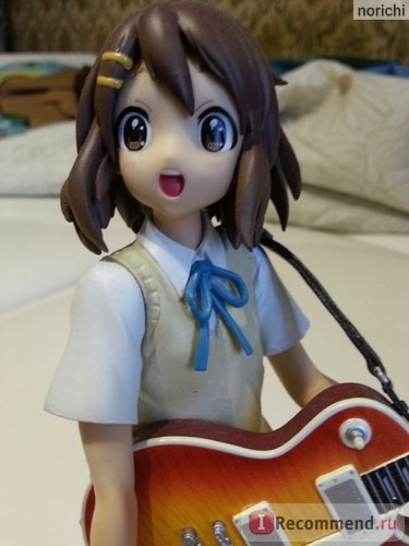O figurină de k-on! Yui hirasawa chitara - «figura k-on! Yui hirasawa (yui hirasawa) cu o chitară în școală