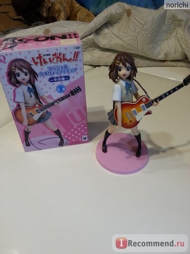 O figurină de k-on! Yui hirasawa chitara - «figura k-on! Yui hirasawa (yui hirasawa) cu o chitară în școală
