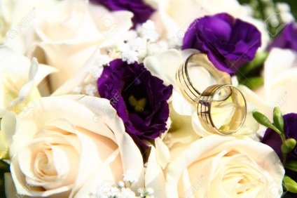 Fotografie de inele de logodna pe fundal de flori
